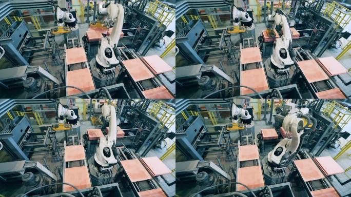 工厂机器人正在将铜板堆在一起
