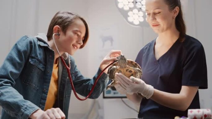 女兽医抱着一只乌龟，让一个兴奋的男孩有机会通过医学听诊器听动物说话。一个年轻人带着他的宠物去做定期检