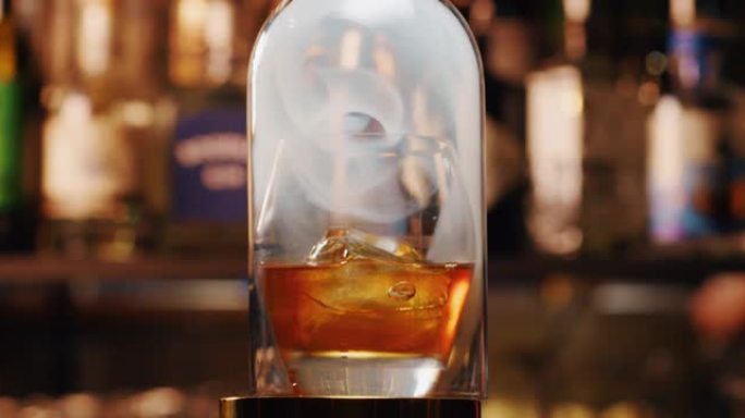 专业调酒师的特写镜头正在为酒吧或迪斯科俱乐部的顾客准备带有专业水晶持久冰块的酒精鸡尾酒。