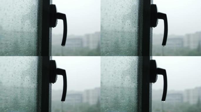 雨中的窗户特写展示水滴