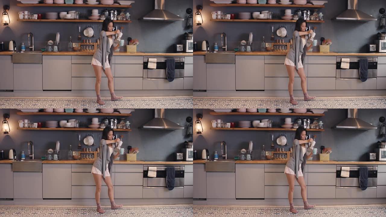 有趣的女人在厨房循环中跳舞倒咖啡在家穿着睡衣跳舞快乐早上例行公事