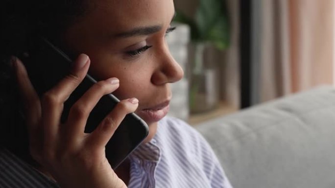 年轻的非洲裔美国妇女拿着手机通话。