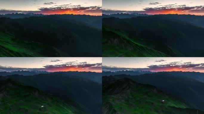 夹金山的日出朝阳映红天边的云彩夕阳余晖映