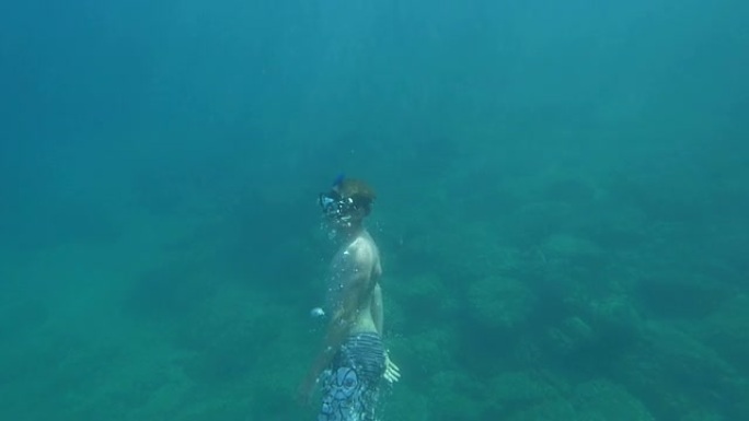 水下: 年轻人潜水