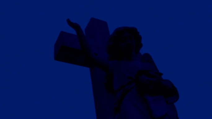 黑暗中的天使雕像