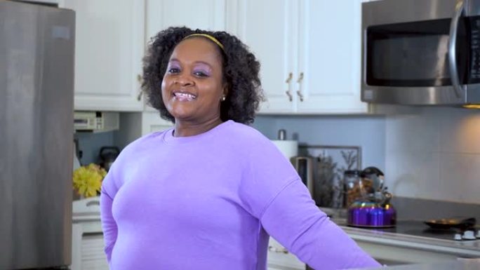厨房里成熟的非裔美国妇女，微笑