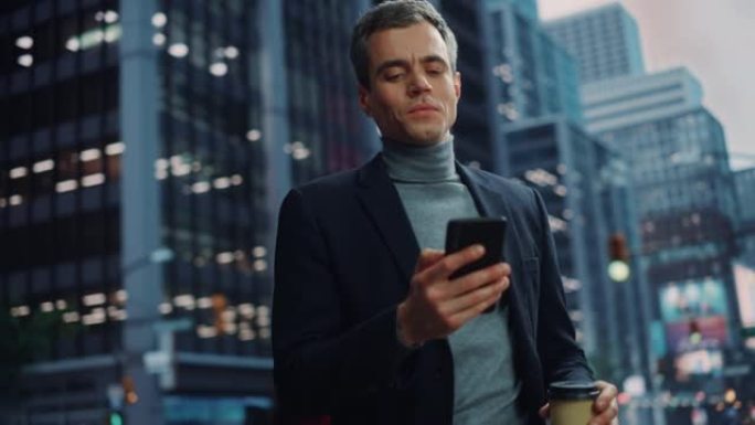 在大城市的街道上使用智能手机的英俊年轻成年商人的肖像。自信的高管在去办公室的路上与网上的人联系，传递