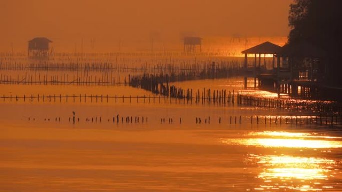 泰国日落时渔村的宁静景象