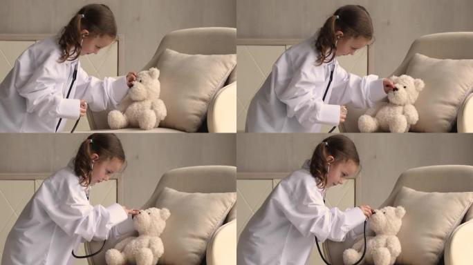 小女孩在家用毛绒玩具熊扮演医生