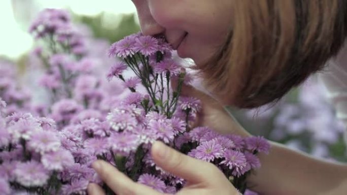 女人捧着紫花幸福放松