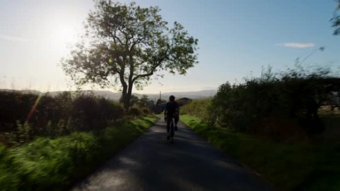 沿着阳光明媚的乡间小路骑自行车