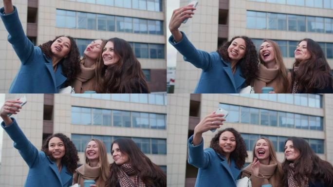 美丽兴奋快乐的年轻女性微笑着，在城市背景下使用智能手机拍照。