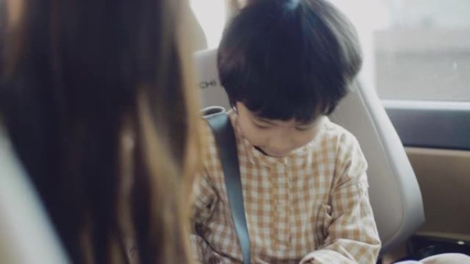 幸福的家庭旅行。小男孩做安全座椅视频素材