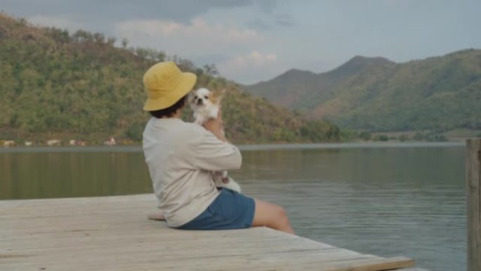 单身女性宠物爱好者在廉价旅游中享受美丽平静的河流。