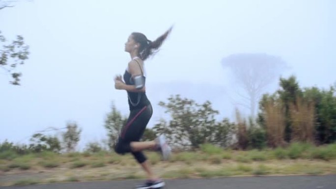 4k视频片段，一名年轻女子享受她的日常跑步