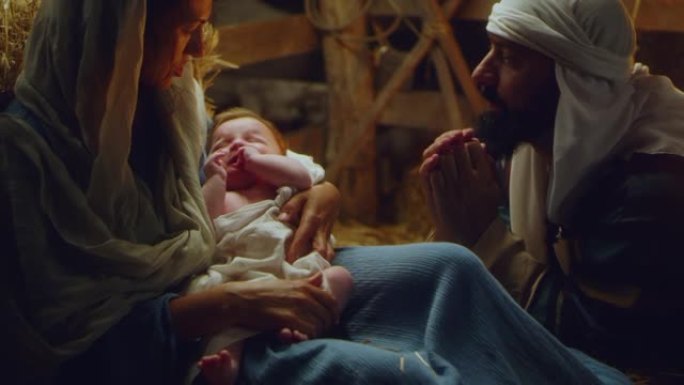 约瑟夫和玛丽在摊位附近哭泣，婴儿耶稣