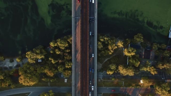 顶视图汽车和地铁列车在一座桥上横渡第聂伯河，令人惊叹的空中天桥拍摄了乌克兰基辅夏季。