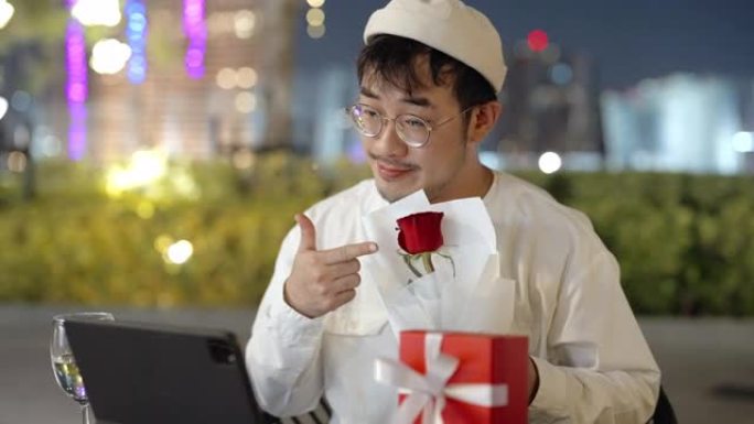 快乐的亚洲情侣在情人节网上约会