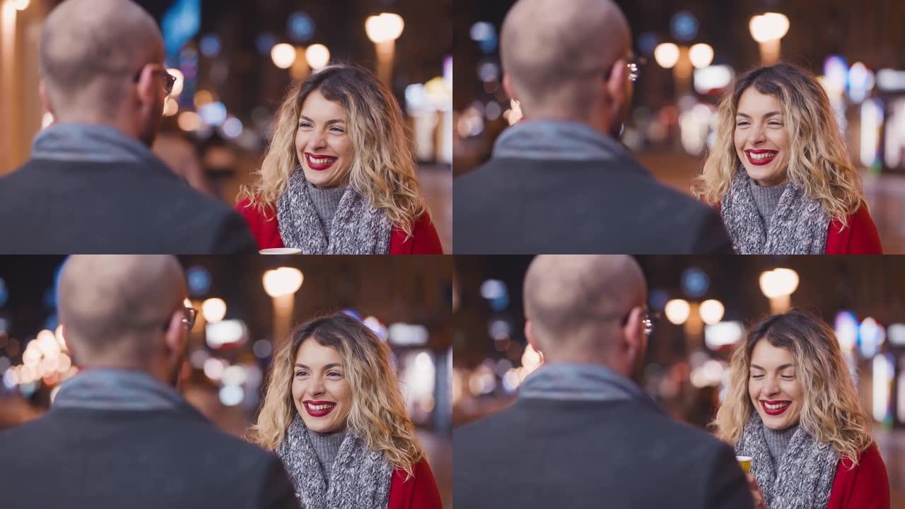 微笑的年轻夫妇在冬夜散步
