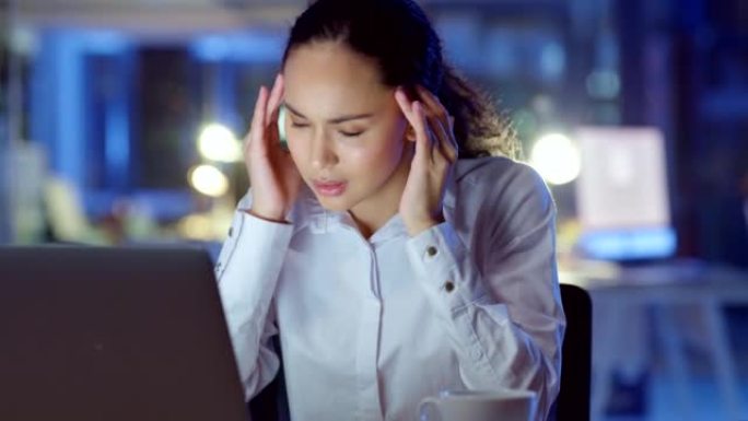 晚上在办公室电脑上工作到很晚时，女商人感到头疼。女公司工人对截止日期感到疲倦和压力。担心员工加班