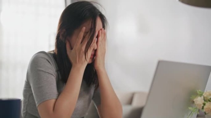 陷入困境的女商人看着笔记本电脑对业务失败感到沮丧
