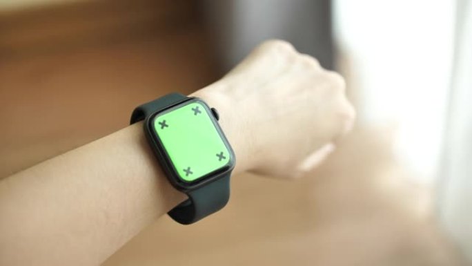 手戴色键绿屏智能手表的女人