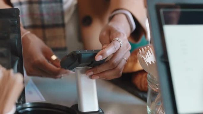 通过数字交易服务关闭使用信用卡机在咖啡馆消费的客户付款