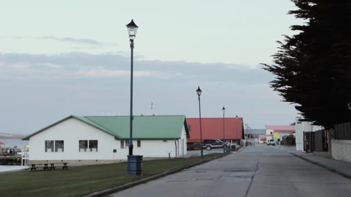 日落时分，南大西洋福克兰群岛 (马尔维纳斯岛) 斯坦利港的罗斯路 (大街)。