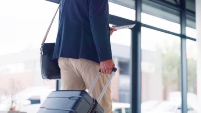 商人，带着手提箱在机场旅行和散步，目的地或到达。老人首席执行官出差，职业或工作机会携带行李进行公司旅