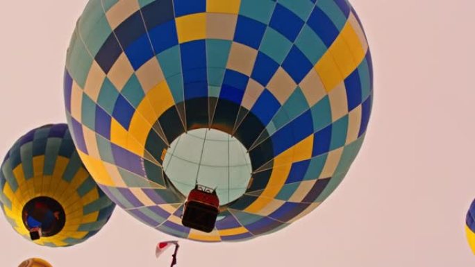 方格热气球在天空中升起