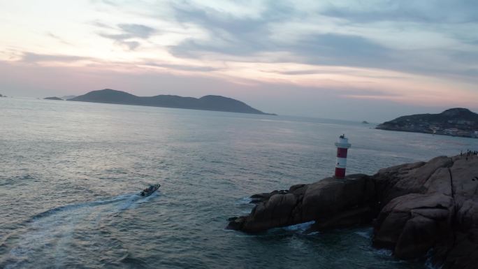 东极岛蓝调时刻的海边灯塔