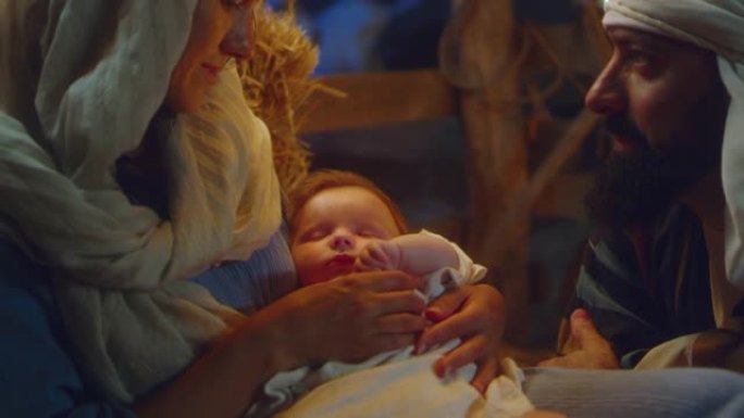 玛丽和约瑟夫欣赏熟睡的婴儿耶稣