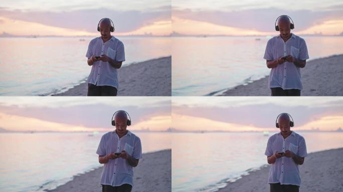 男人在海滩上使用电话