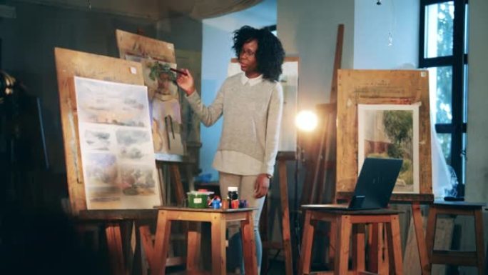 非洲族裔妇女在艺术学校举行录像课