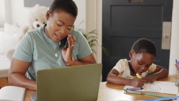 黑人妇女在家工作，笔记本电脑和儿童，使用彩书，技术和智能手机，电话和通讯。工作的母亲，与客户和笔记本