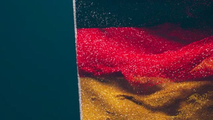 德国国旗的特写是由小而闪亮的沙粒制成的