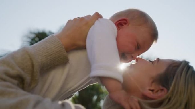 4k视频片段，一名妇女与她的男婴在户外建立联系