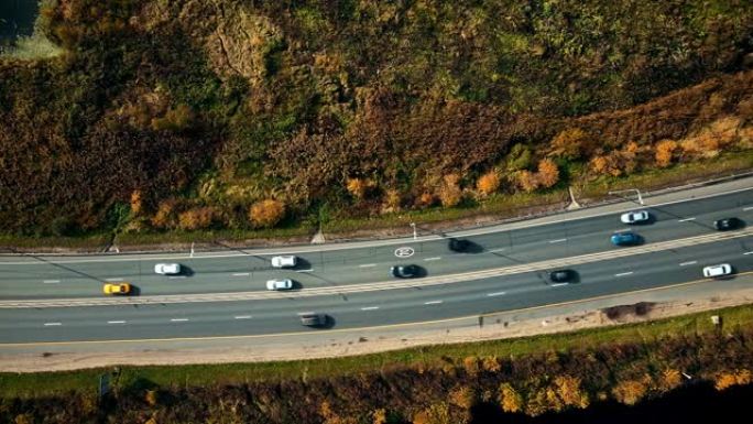 在高速公路上行驶汽车。航拍视频