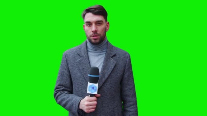 电视直播新闻节目: 高加索男性主持人报道绿屏色度键屏幕图片。电视有线频道主播谈话。网络广播模拟回放