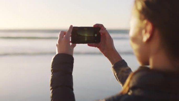电话，海滩和旅行与一位女游客在日落时拍照，用样机观光。水、手机和夏天，一名女性在大自然中录制社交媒体