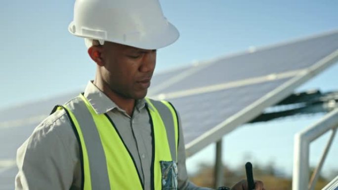 太阳能电池板检查，剪贴板和工程师工作人员在电源质量控制检查期间与合作伙伴愉快。光伏太阳能的电力可持续