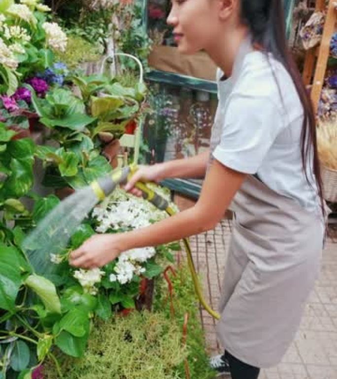 女花店照顾她的植物。