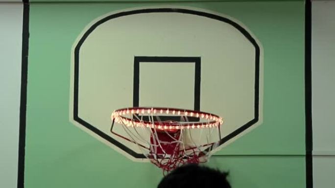 LED条形灯照亮了盲人或视障儿童学校的篮球架边缘。特写。