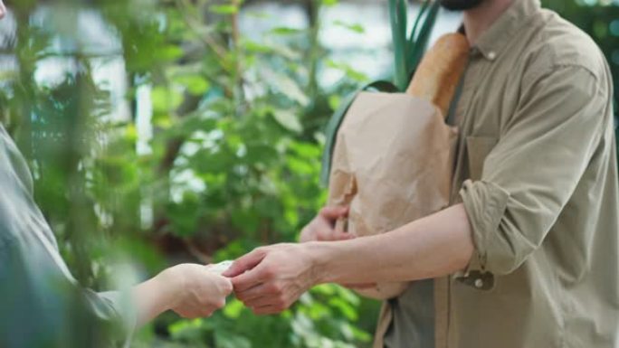 面目全非的男人给女农民钱