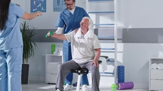 男女医生对老年患者进行康复锻炼