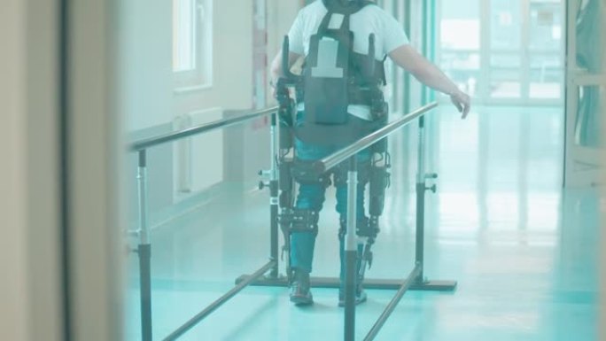 一名男子正在医疗机构练习外骨骼行走