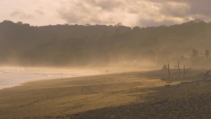 仍在拍摄: 在雨季天气恶化之前，热带海岸线雾蒙蒙