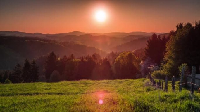 日出时带有田野和丘陵的乡村景观-起重机拍摄