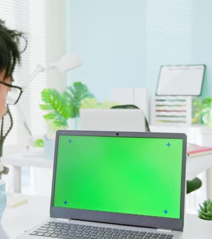 男人看绿屏电脑