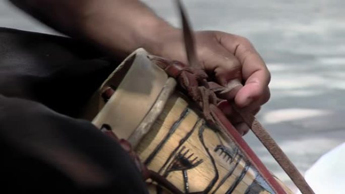 一名男子恢复了用木头和动物皮革制成的阿根廷鼓 “Bombo Leguero”，用于当地传统民俗音乐。